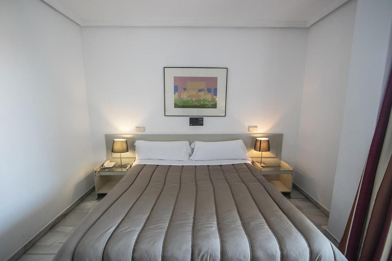 Hospedium Hotel Apartamentos Simon Verde Mairena del Aljarafe Kültér fotó